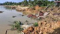Jamunnah Saksikan Rumahnya di Melak Kubar Longsor ke Sungai Mahakam Kaltim