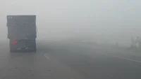 Kabut Asap Tebal Selimuti Pengayuan Banjarbaru, Kendaraan Nyalakan Lampu Jauh dan Sein