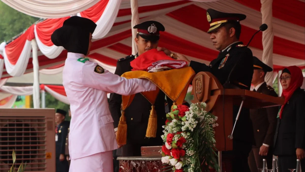 Kapolres HST Pimpin Penurunan Merah Putih di HUT ke-81 RI, Ajak Warga Jaga Persatuan