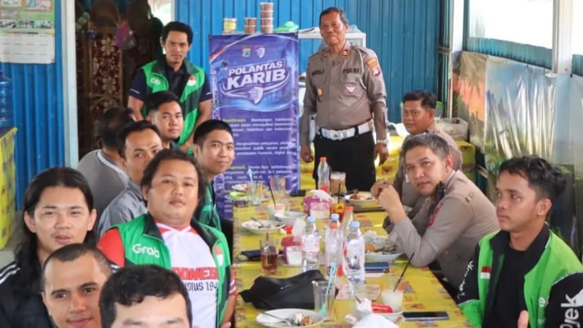 Traktir Pengendara Ojol Makan, Kapolres HST Ajak Jadi Mitra Jaga Kamtibmas