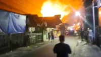 Kebakaran di Kelayan B Kawasan Pasar Baimbai Banjarmasin, Banyak Kios Terbakar