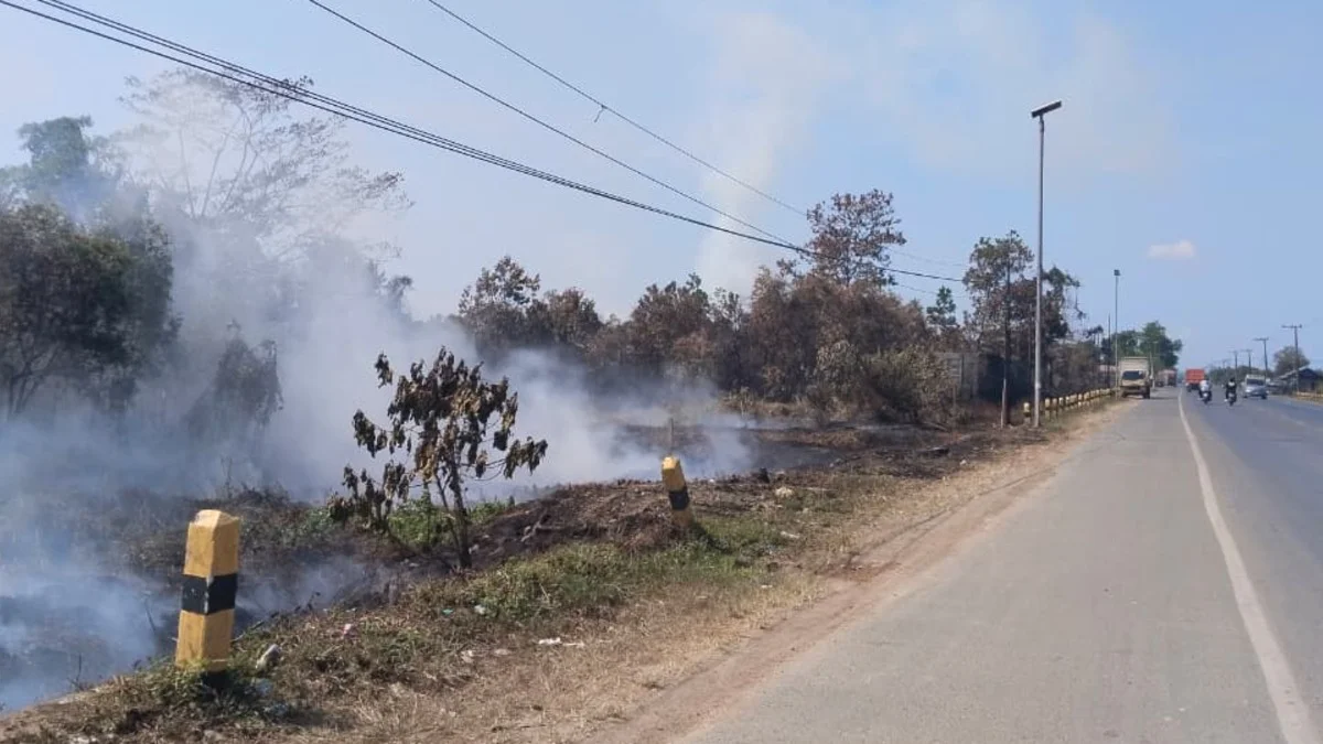 Lahan Gambut Desa Pengayuan Banjarbaru Masih Menyala, Warga Keluhkan Kabut Asap