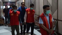 Lima Komisioner KPU Kotim Berompi Tahanan dan Borgol Menuju Rutan Kejati Kalteng