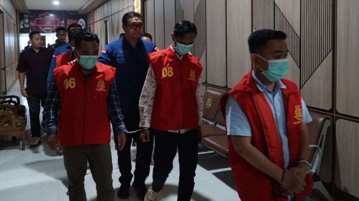 Lima Komisioner KPU Kotim Berompi Tahanan dan Borgol Menuju Rutan Kejati Kalteng