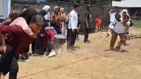 Lomba Gendong Istri hingga Pasang Celana Tanpa Tangan Meriahkan HUT RI di Desa Tabat HST