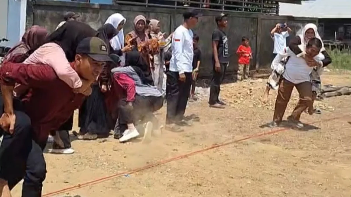 Lomba Gendong Istri hingga Pasang Celana Tanpa Tangan Meriahkan HUT RI di Desa Tabat HST