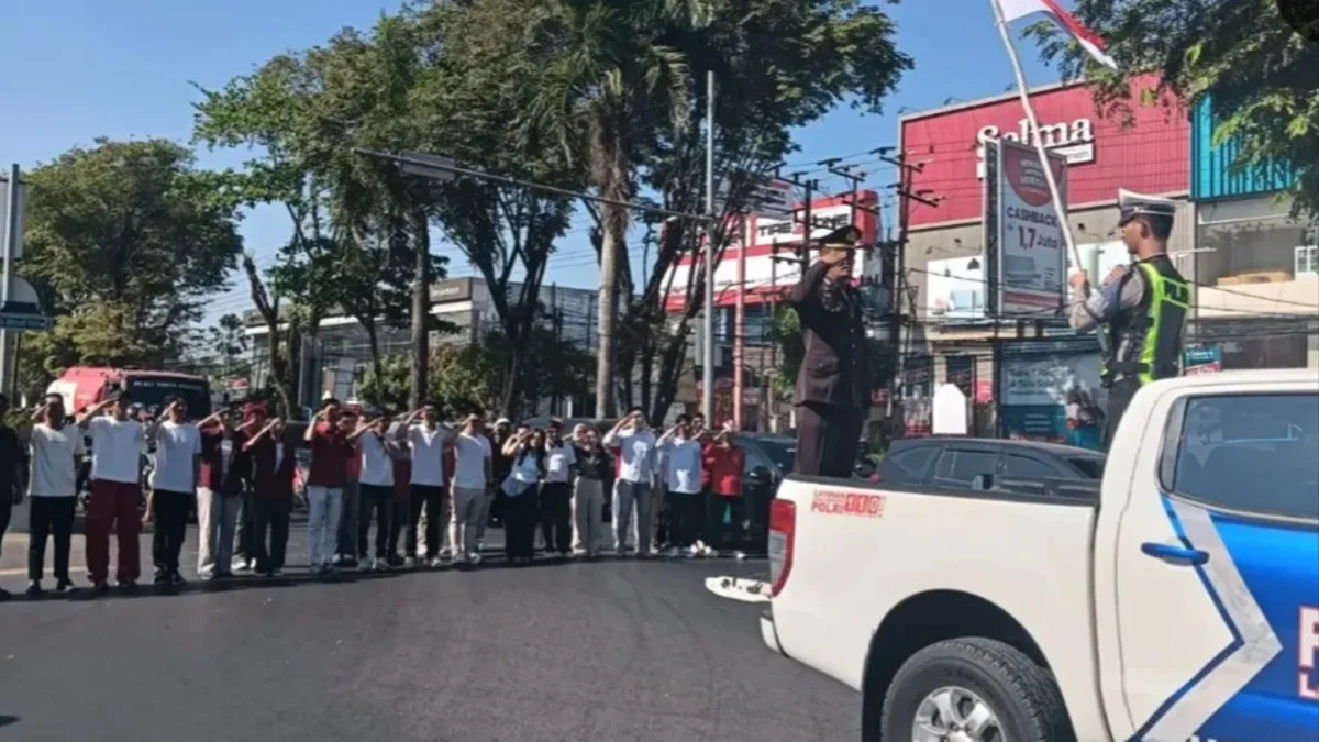 Pengendara di Banjarmasin Ikut Nyanyikan Indonesia Raya di Tepi Jalan Saat HUT ke-81 RI