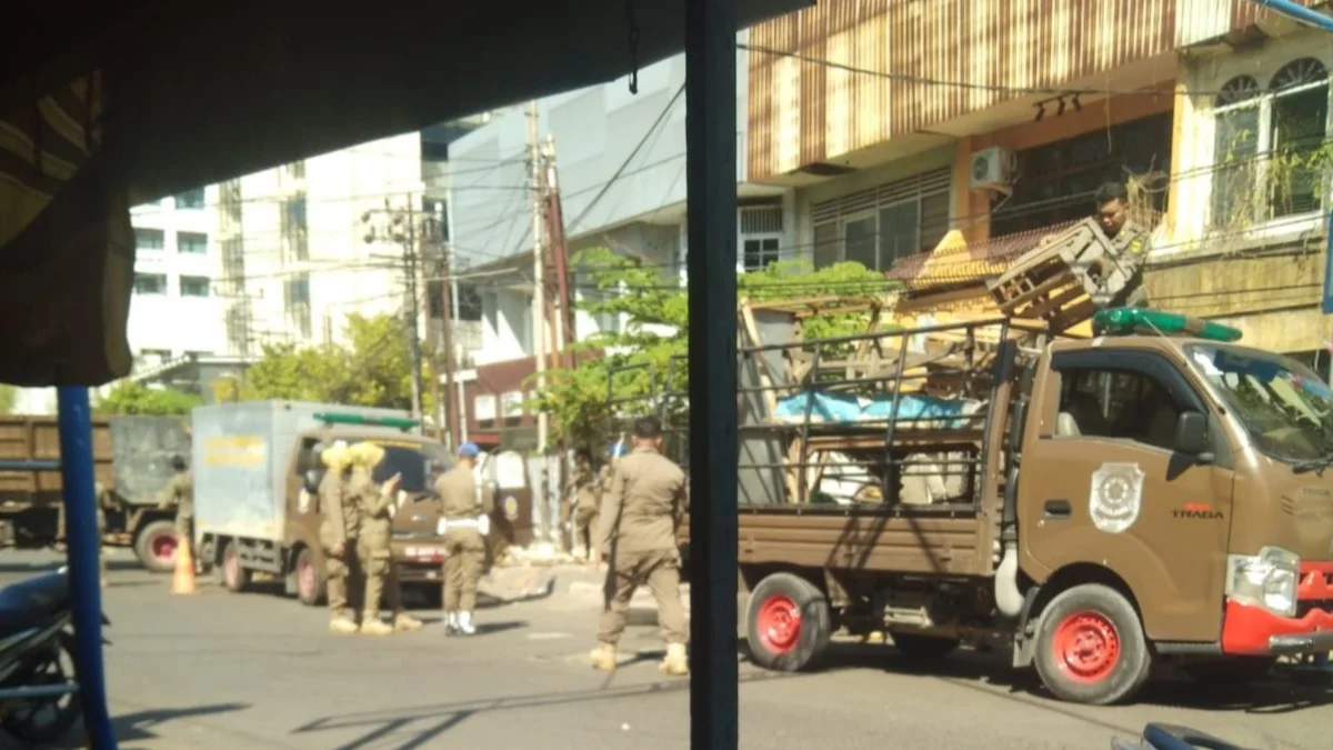 Penjual Makanan Terdampak Pembongkaran Pusat Penjualan Majalah Jalan Hasanuddin HM Banjarmasin