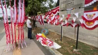 Penjualan Bendera HUT RI di Tabalong Mulai Ramai, Pedagang Akui Kalah Bersaing dengan Online