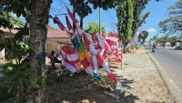 Perjuangan Pak Uhor, Lansia 67 Tahun Asal Bandung Jualan Bendera Merah Putih di Pelaihari