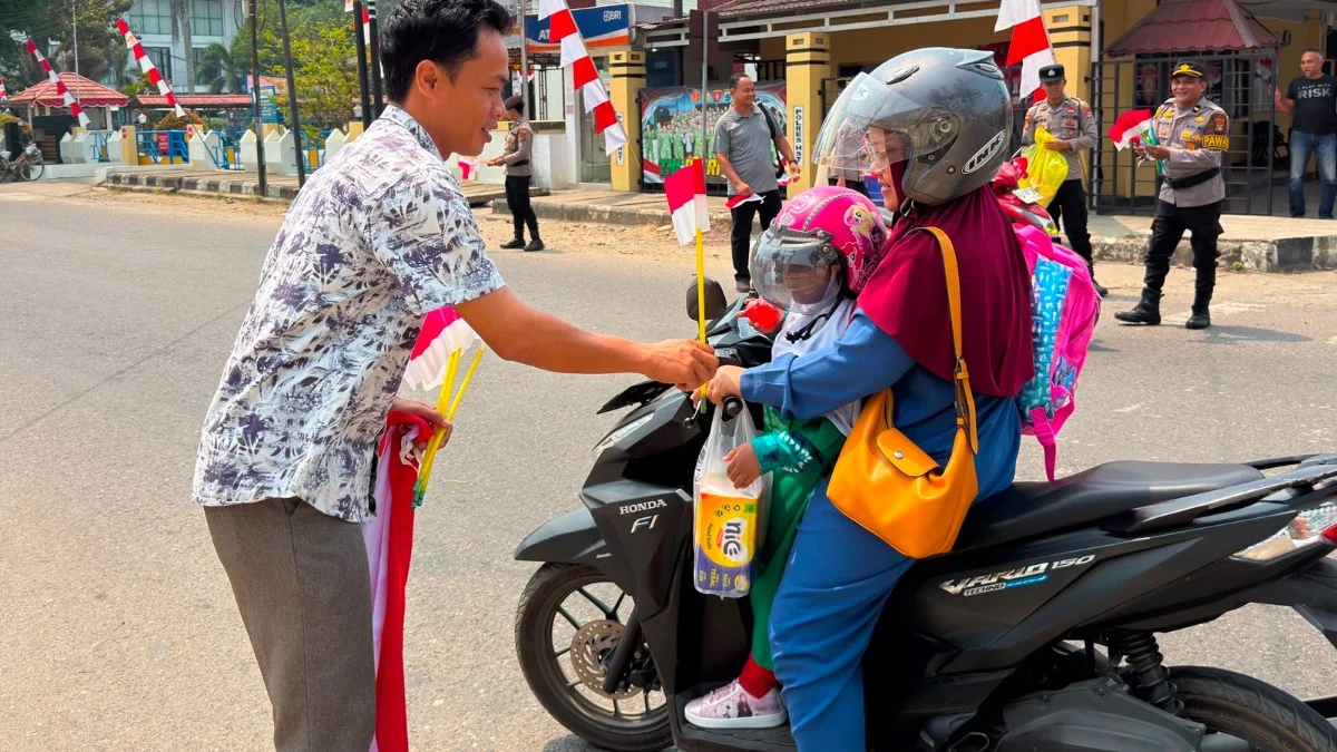 Polres HST Bagikan 150 Bendera Merah Putih, Ajak Warga Semarakkan HUT ke-81 RI