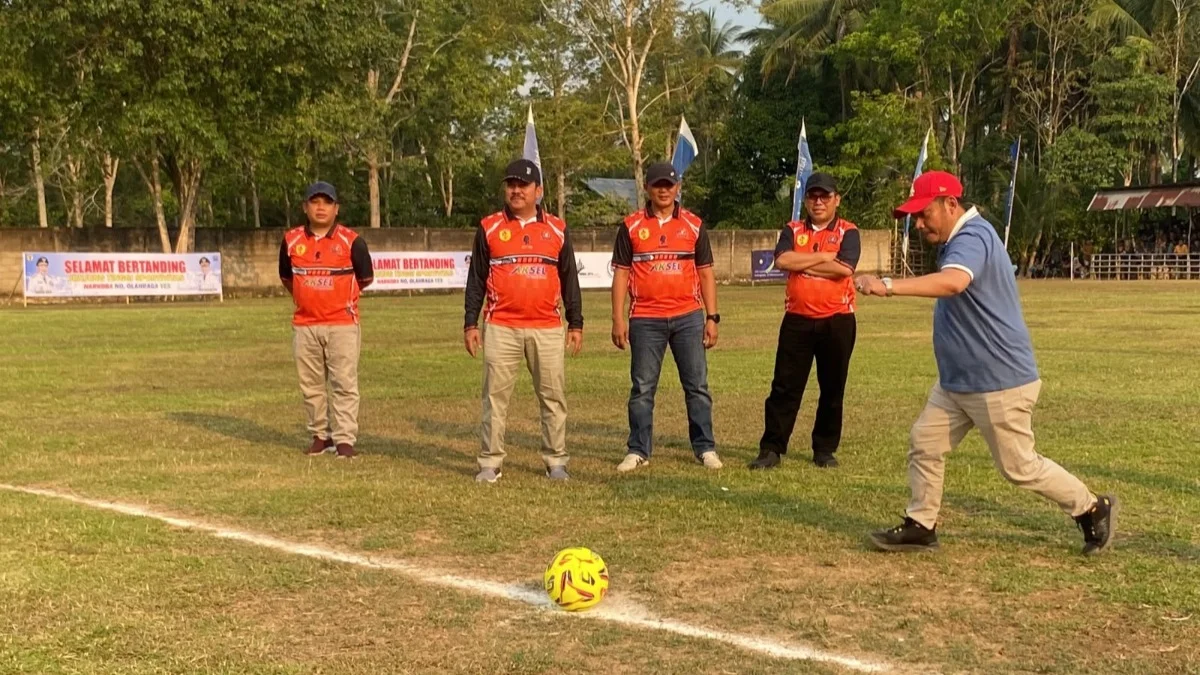 71 Tim Ramaikan Turnamen Sepak Bola Kemboja Cup Ke-18, Bupati HST Lakukan Kick Off Perdana