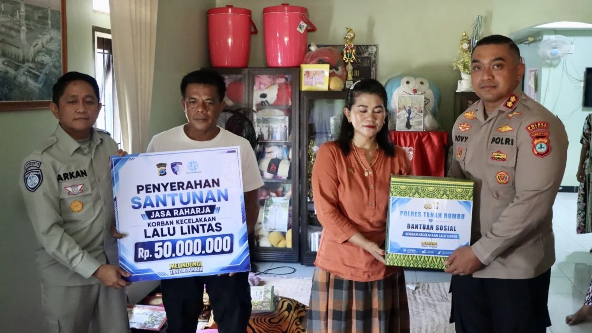 Kapolres Tanah Bumbu Beri Bantuan Korban Kecelakaan di Jalan Banjarbaru-Batulicin