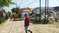 Puluhan Tahun Tak Dihuni, Rumah Dua Lantai di Gambut Ambruk dan Rusak Bangunan Tetangga