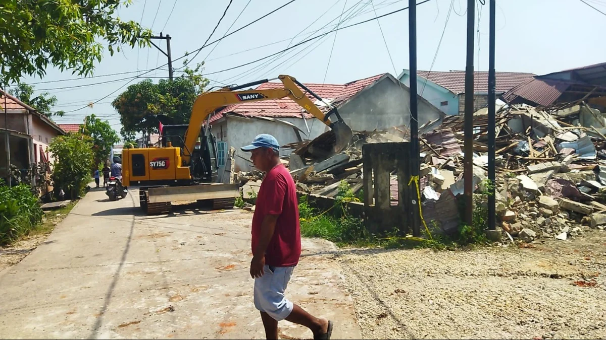 Puluhan Tahun Tak Dihuni, Rumah Dua Lantai di Gambut Ambruk dan Rusak Bangunan Tetangga