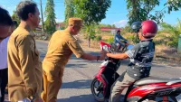 Sambut HUT Ke-81 RI, Pemerintah Kecamatan Tambang Ulang Tala Bagikan Bendera Merah Putih kepada Pengendara