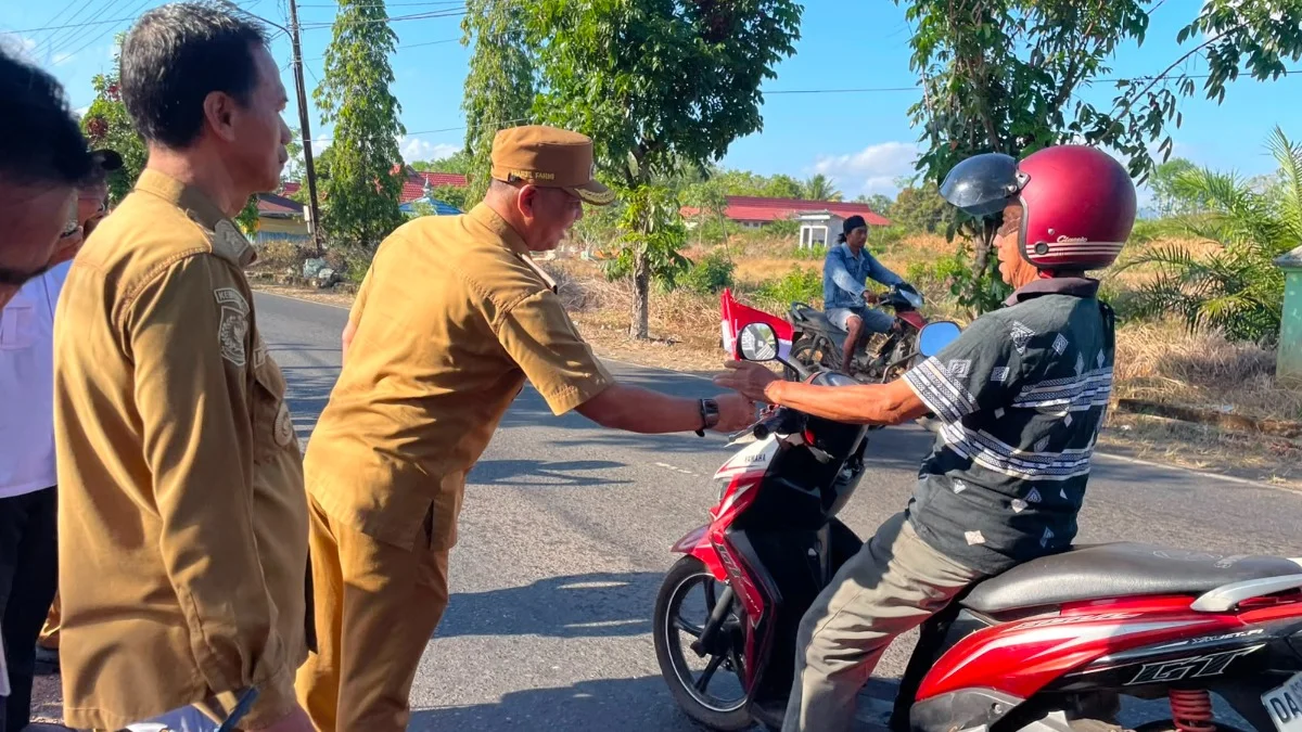 Sambut HUT Ke-81 RI, Pemerintah Kecamatan Tambang Ulang Tala Bagikan Bendera Merah Putih kepada Pengendara