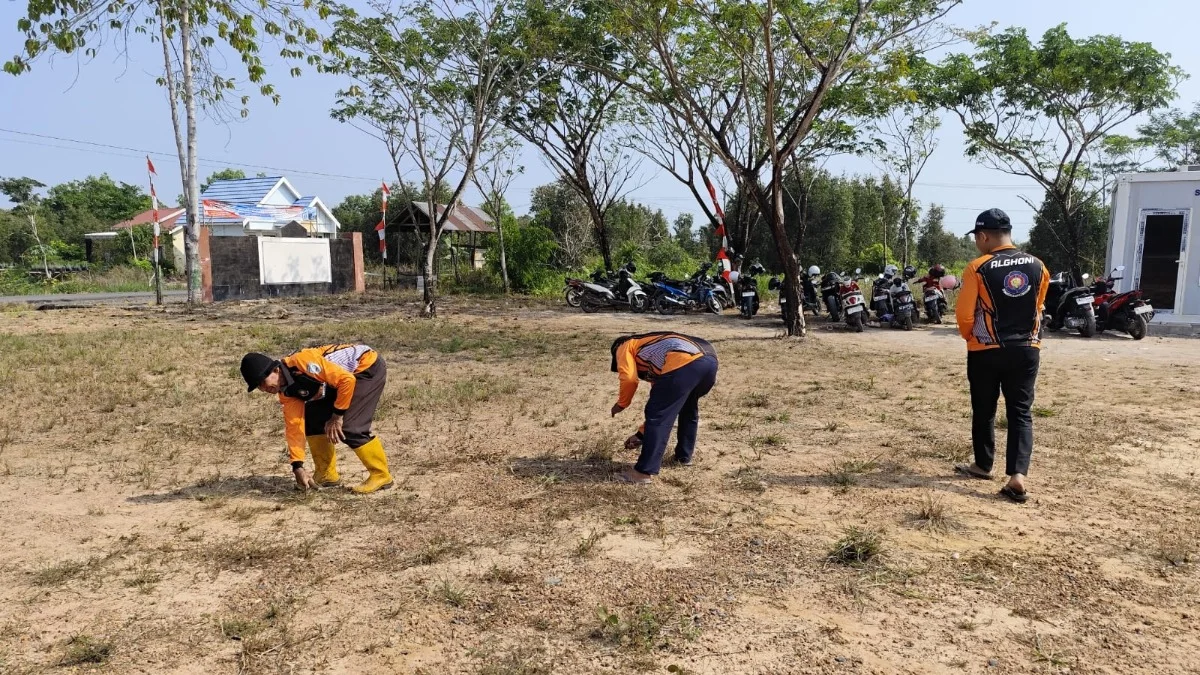 Sambut HUT Ke-81 RI, Warga Desa Sungai Tabuk Kota Gotong Royong Siapkan Upacara dan Lomba