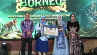 Sasirangan Biru Ditampilkan Hj. Fathul Jannah Muhidin pada Gelaran Wastra Nusantara Pamor Borneo 2026