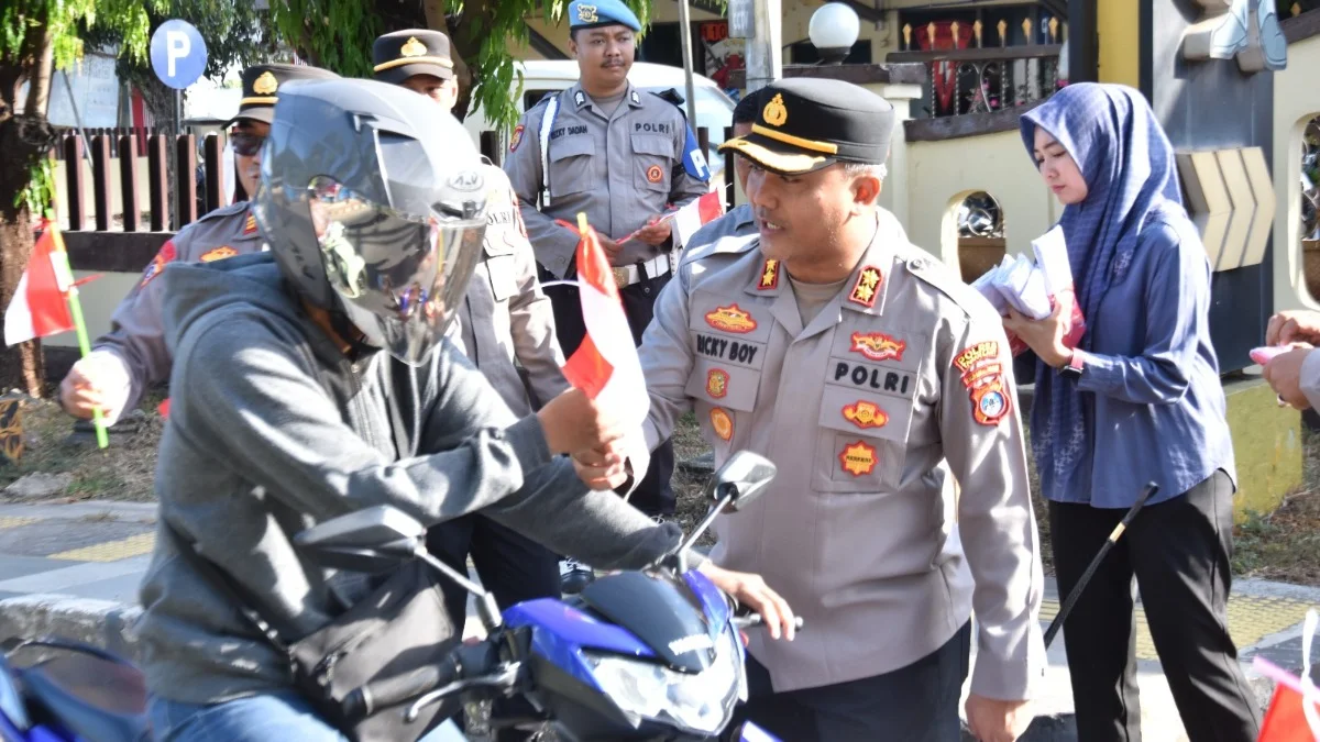 Semarakkan HUT Ke-81 RI, Polres Tanah Laut Bagikan 500 Bendera Merah Putih ke Pengguna Jalan