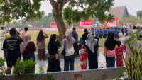 Warga Ikuti Upacara Penurunan Bendera Merah Putih di Barabai HST