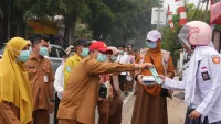 Kabut Asap di Barabai, Bupati HST Turun ke Jalan Bagikan Masker