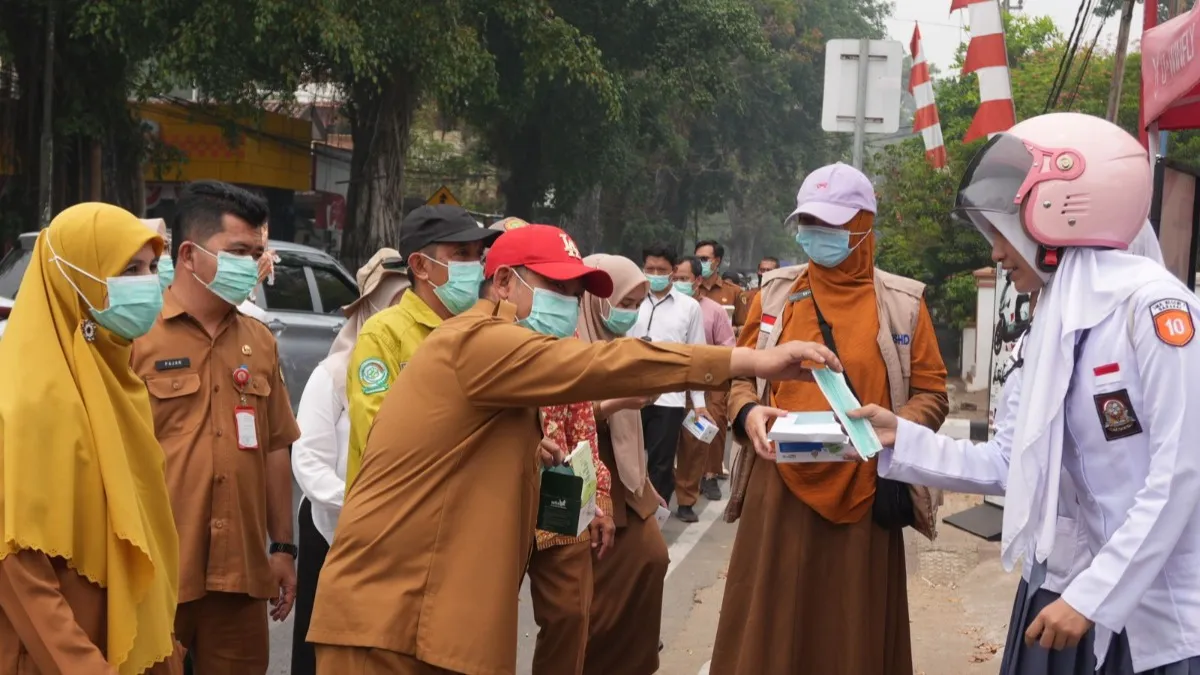 Kabut Asap di Barabai, Bupati HST Turun ke Jalan Bagikan Masker