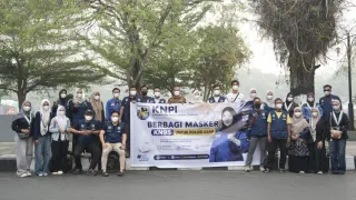 KNPI HST Bagikan Masker di Tengah Kabut Asap Karhutla