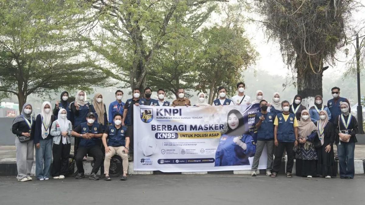 KNPI HST Bagikan Masker di Tengah Kabut Asap Karhutla
