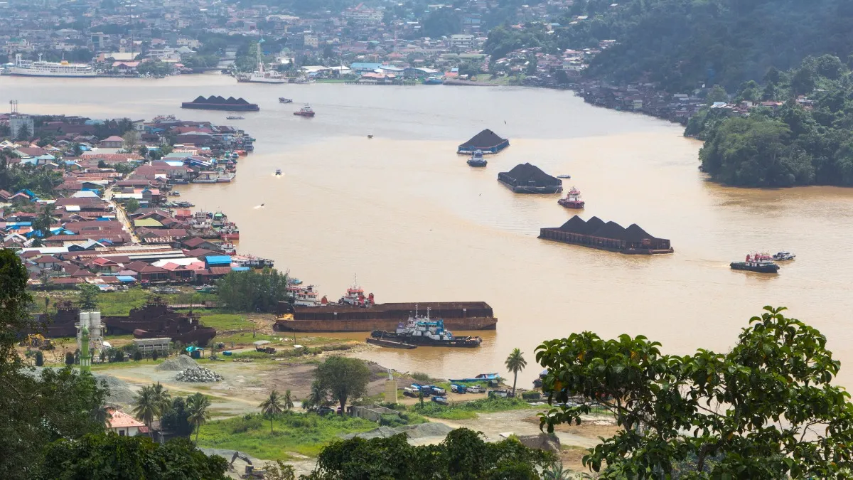 KSOP Samarinda Minta Tongkang Batu Bara di Sungai Mahakam Kurangi Muatan