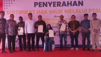 40 Masyarakat Berpenghasilan Rendah di Banjar Terima Sertifikat Tanah