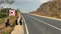 Satlantas Tanah Bumbu Pasang Belasan Rambu di Titik Rawan Jalur Alternatif Batulicin-Banjarbaru
