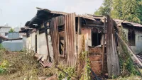 Rumah Kosong di Depan JPOK ULM Banjarbaru Terbakar, Api Sempat Membesar