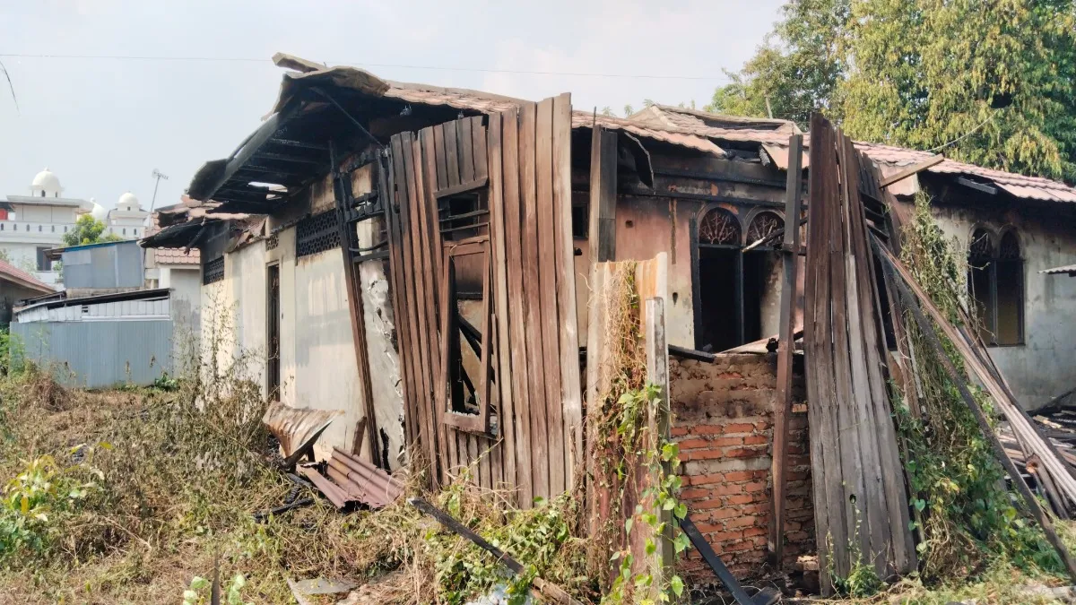 Rumah Kosong di Depan JPOK ULM Banjarbaru Terbakar, Api Sempat Membesar