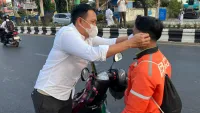 PSI Kalsel dan Dewi Pertiwi Bergerak untuk Negeri, Bagikan Masker dan Makanan Gratis di Banjarbaru