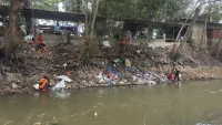 Sampah Bermunculan Saat Sungai Barabai Surut, DLH HST Imbau Warga