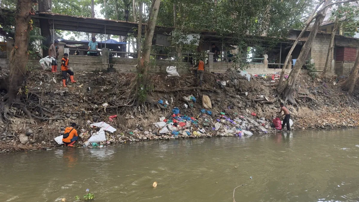 Sampah Bermunculan Saat Sungai Barabai Surut, DLH HST Imbau Warga
