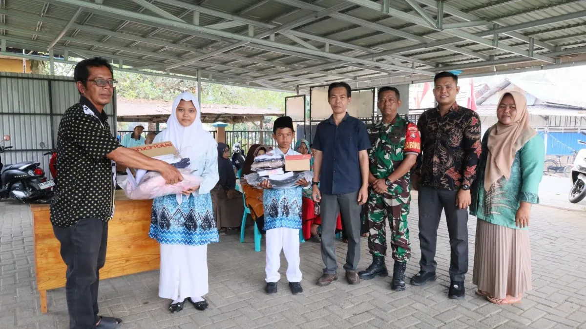 Hasil Usaha BUMDes di Desa Jatuh HST Bantu Perlengkapan Sekolah Siswa Kurang Mampu