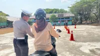 Tingkatkan Kesadaran Berlalu Lintas, Sat Lantas Polres Tanah Laut Edukasi Pelajar SMKN 1 Takisung