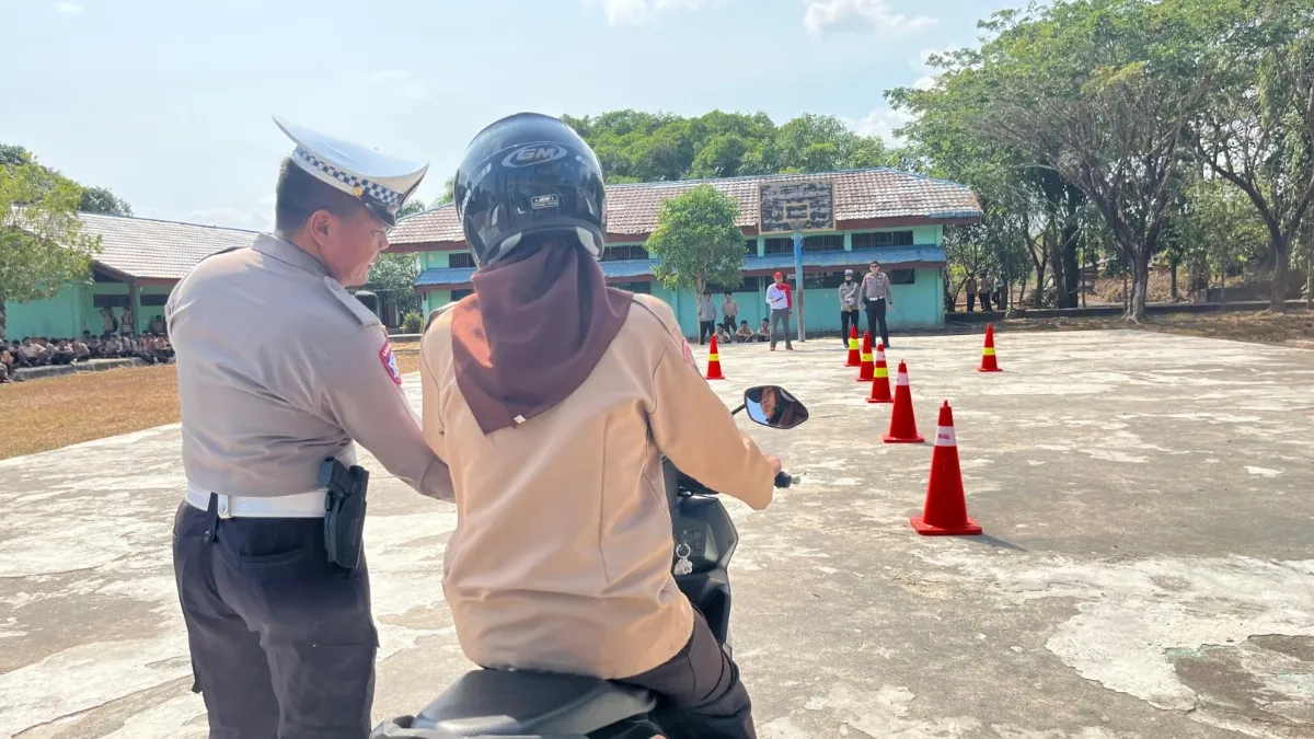 Tingkatkan Kesadaran Berlalu Lintas, Sat Lantas Polres Tanah Laut Edukasi Pelajar SMKN 1 Takisung