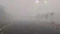 Kabut Asap Tebal Selimuti Jalan Bandara Syamsudin Noor Banjarbaru