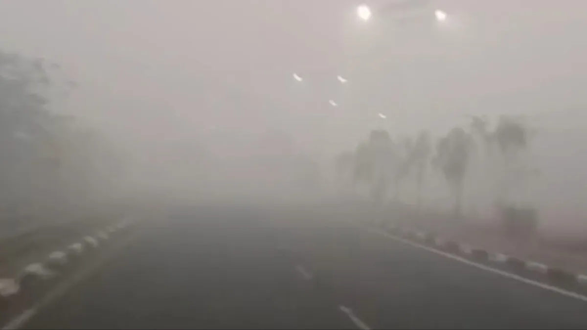 Kabut Asap Tebal Selimuti Jalan Bandara Syamsudin Noor Banjarbaru