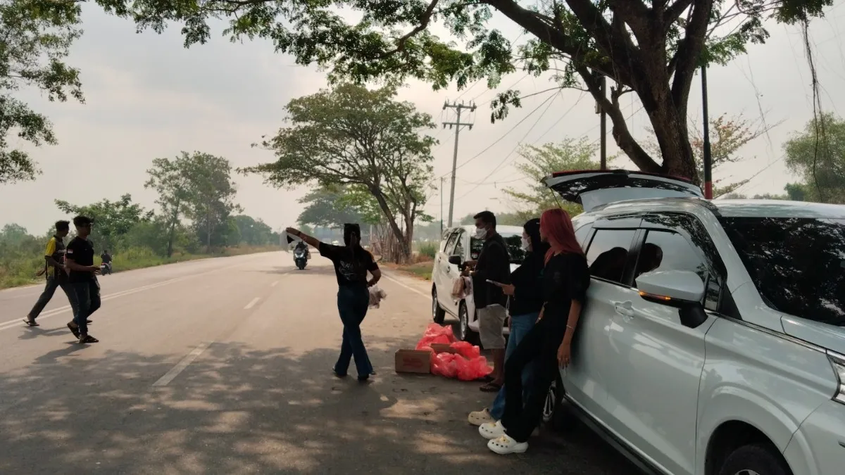 Peduli Warga Terdampak Karhutla, ALM Bagikan Sembako di Landasan Ulin Banjarbaru