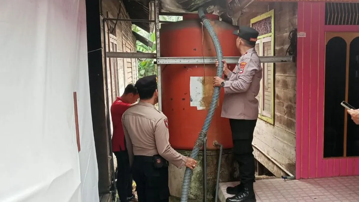 Warga Desa Binjai Pemangkih HST Dapat 4.000 Liter Air Bersih dari Polres dan PDAM
