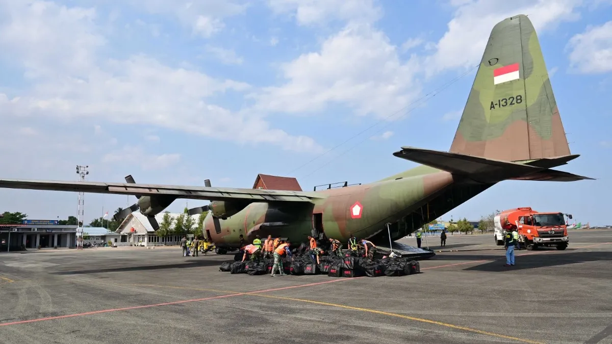 500 Koli APD Bantuan Presiden Meluncur ke Kalsel, Hercules TNI AU Kembali Mendarat Perkuat Karhutla