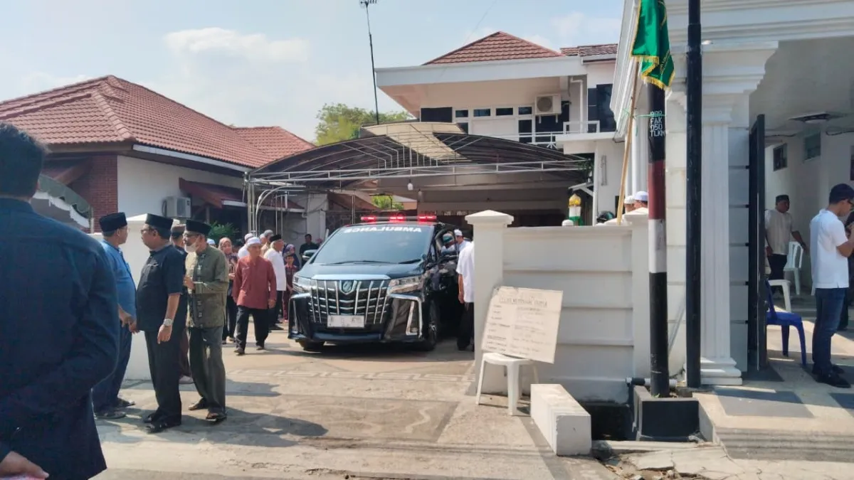 Jenazah Mantan Gubernur Kalsel Dibawa ke Masjid Al-Karomah Martapura, Sang Adik Bergegas Pulang dari Solo
