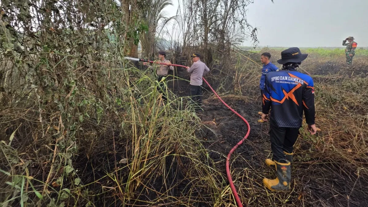 Hotspot Terdeteksi di Pemangkih Seberang HST, Polisi dan Tim Gabungan Langsung Turun Padamkan Api