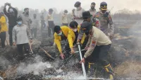 Mahasiswa ULM Ikut Padamkan Karhutla di Banjarbaru dan Rasakan Sulitnya Pegang Selang