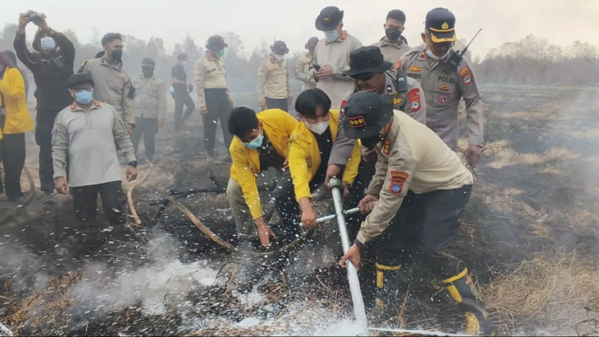 Mahasiswa ULM Ikut Padamkan Karhutla di Banjarbaru dan Rasakan Sulitnya Pegang Selang