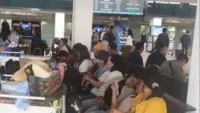 Penerbangan Rombongan Kalteng Tertahan Abu Anak Krakatau, Tata Terlunta-lunta di Bandara Juanda